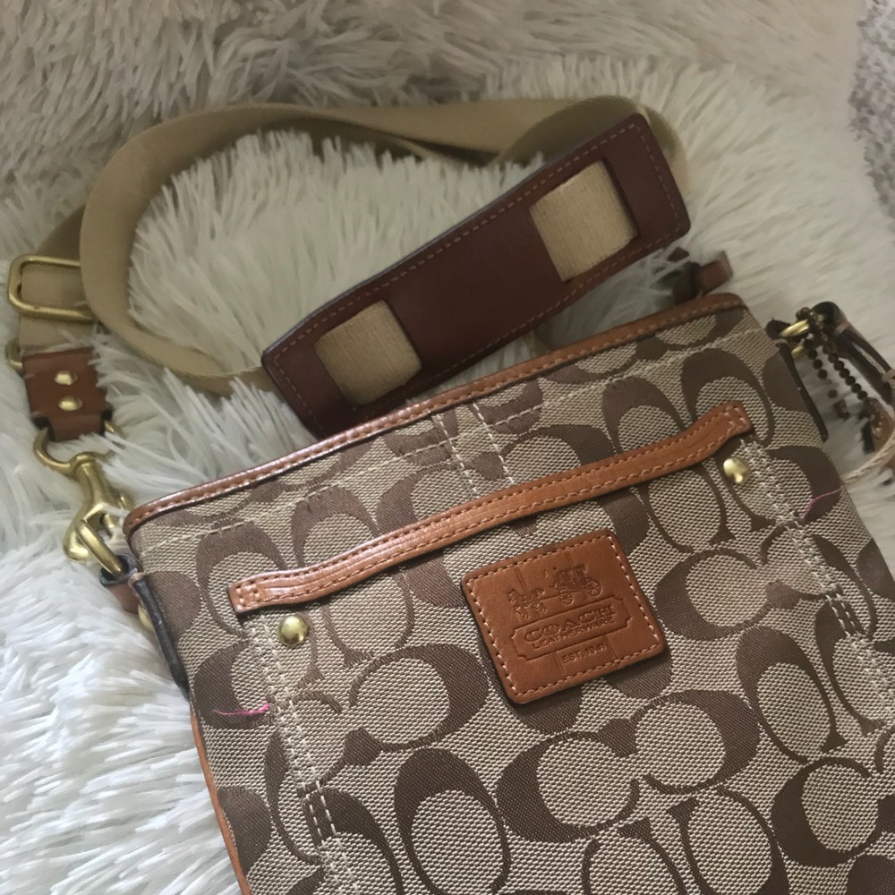 Coach Signature Swingpack Crossbody